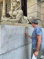 Dokumentace vernisážové performance Ladislava Šerého.