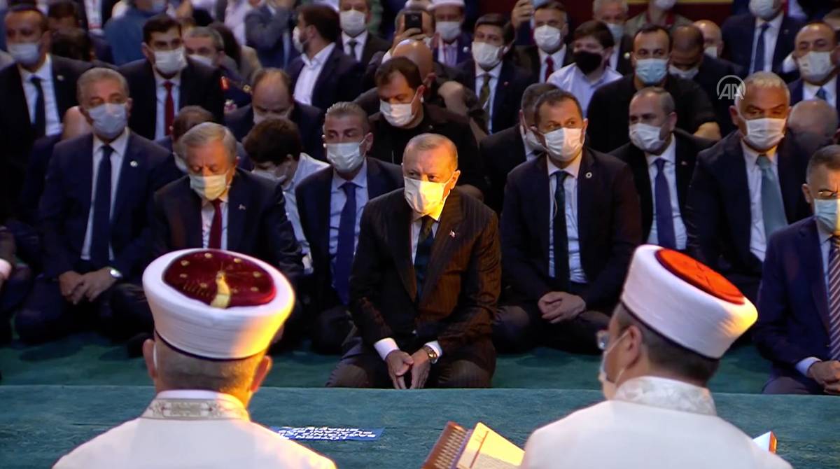 Záběry z první modlitby v Hagii Sofii.