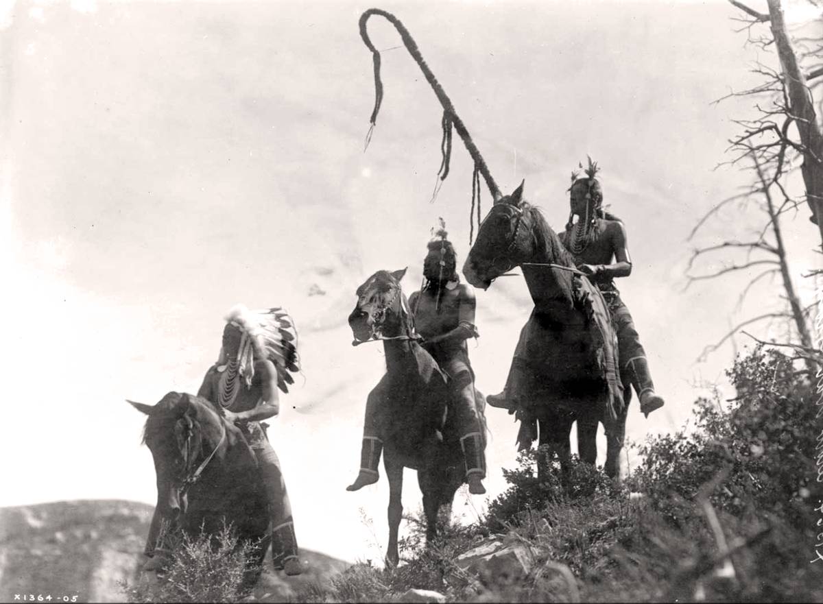 Skupina válečníků z indiánského kmene Absaroků, rok 1905.