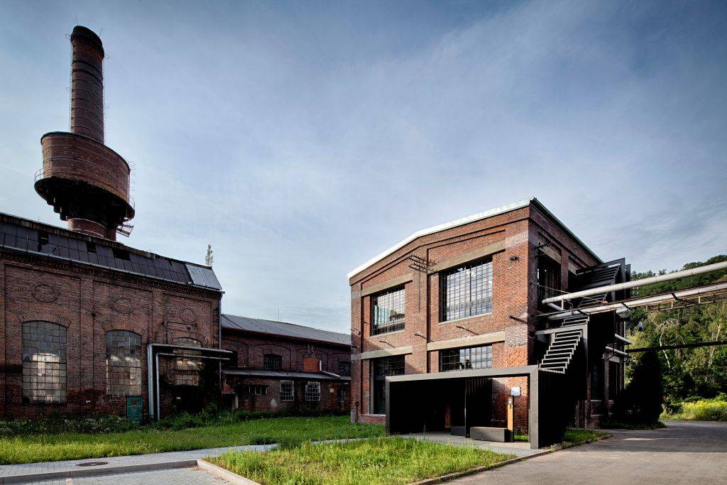 Nahlédnout do budov a domů, které jsou běžně nepřístupné, umožní tento víkend festival Den architektury. S letošním podtitulem "Nebourej, transformuj!" se z velké části zaměří na zajímavé proměny historických staveb. Lidem se otevře například továrna v Libčicích nad Vltavou, z níž je dnes částečně kulturní centrum. "Napříč republikou jsme svědky mazání paměti 20. století, přičemž její nahrazování nepřináší větší hodnotu. Jsme přesvědčeni o tom, že kvalitní rekonstrukce či revitalizace mohou být větším přínosem nejen pro investora, ale i pro veřejnost," vysvětluje zakladatelka a ředitelka Dne architektury Marcela Steinbachová.