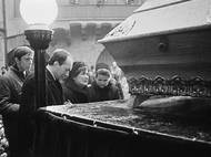 Rodina Jana Palacha (zleva Palachův bratr Jiří, maminka Libuše a snacha Ilona) u rakve s jeho ostatky, která byla vystavena v pražském Karolinu.