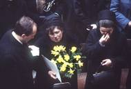 Barevná fotografie zachycující Palachovu rodinu během pohřební tryzny.