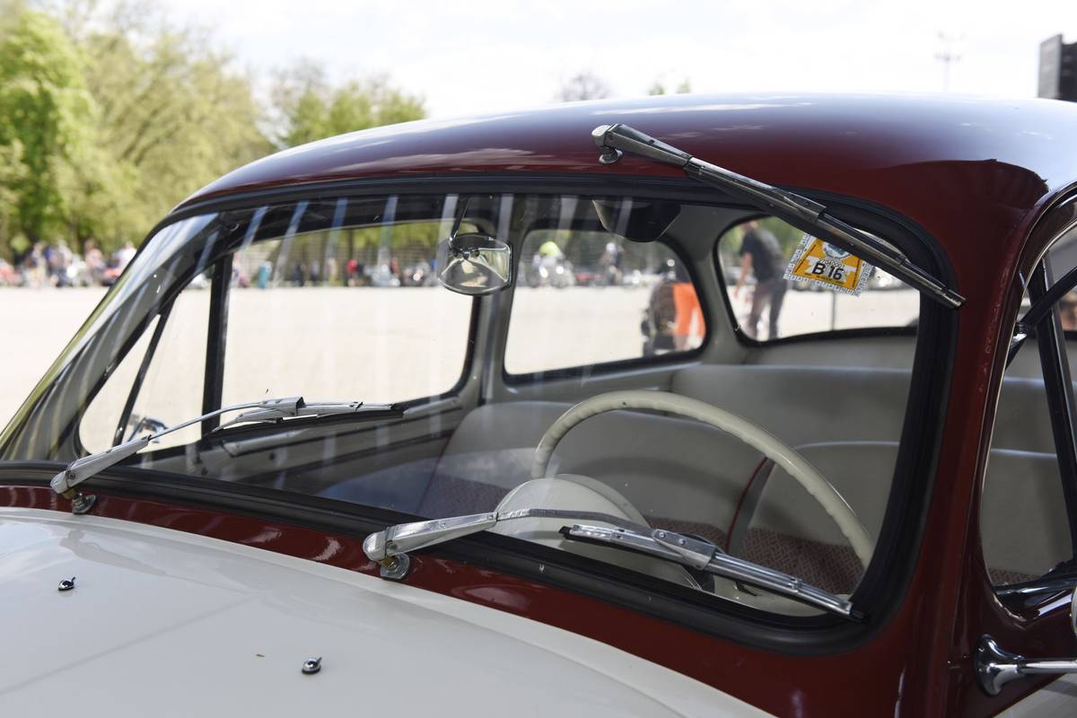 Zajímavostí vozu bylo stejné čelní a zadní okno.