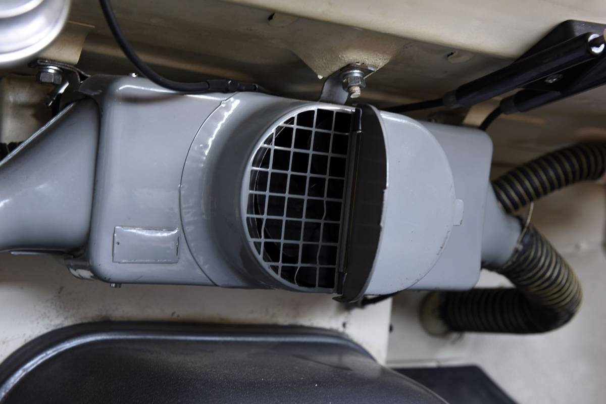 Topení u úplně prvních aut dodaných do Mototechny chybělo, zákazníci si jej ale vymohli a nakonec bylo i do už vyrobených aut namontováno dodatečně.