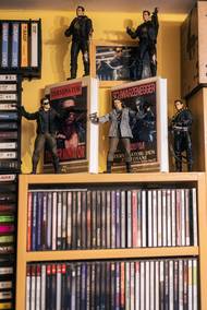 Z polic na svého majitele shlíží také několik Terminátorů...