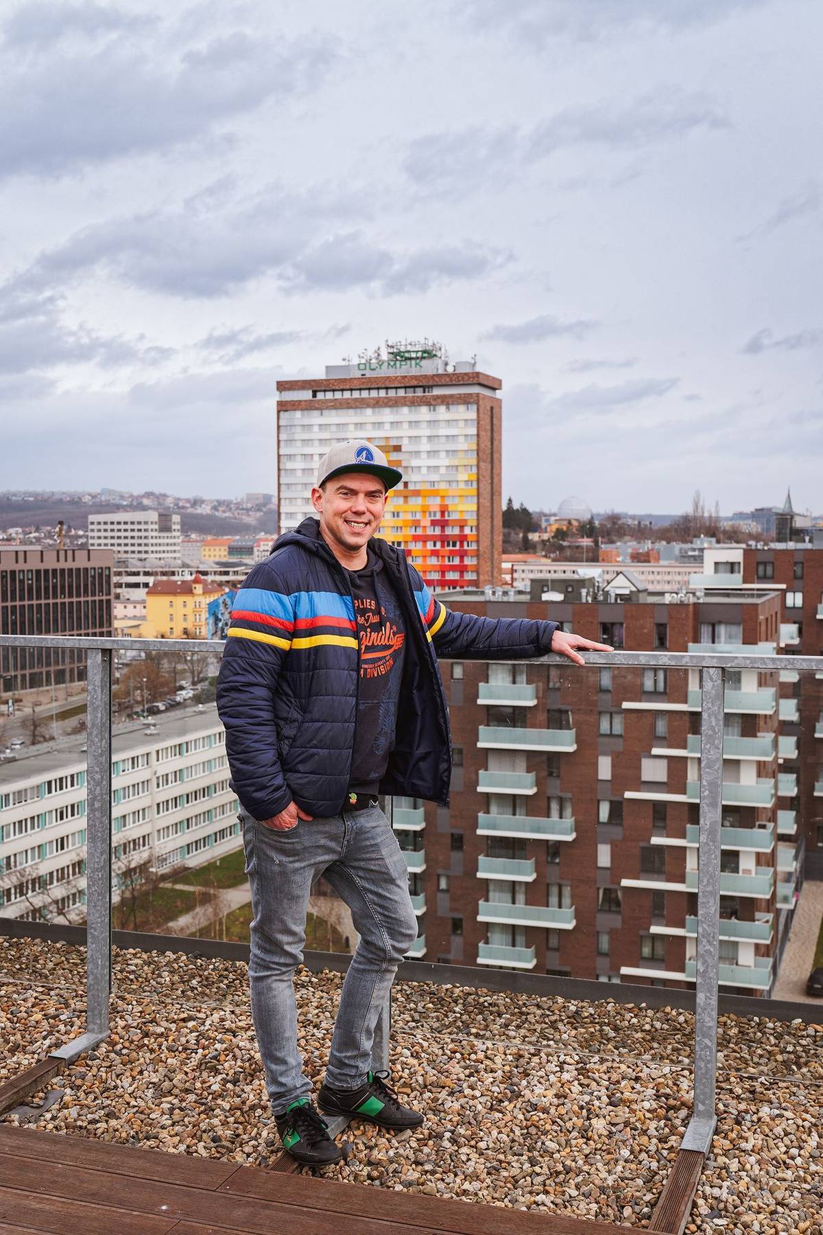 Televizní reportér Ladislav Hruška je doma tam, kde je jeho francouzský buldoček. Do rodného domu se zahradou v Městci Králové utíká, kdykoli má volno. Kvůli dlouhým směnám v televizi ale většinu týdne musí trávit ve svém bytě v pražském Karlíně.