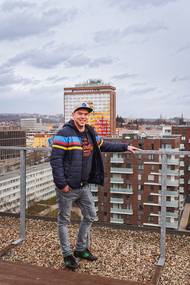 Televizní reportér Ladislav Hruška je doma tam, kde je jeho francouzský buldoček. Do rodného domu se zahradou v Městci Králové utíká, kdykoli má volno. Kvůli dlouhým směnám v televizi ale většinu týdne musí trávit ve svém bytě v pražském Karlíně.