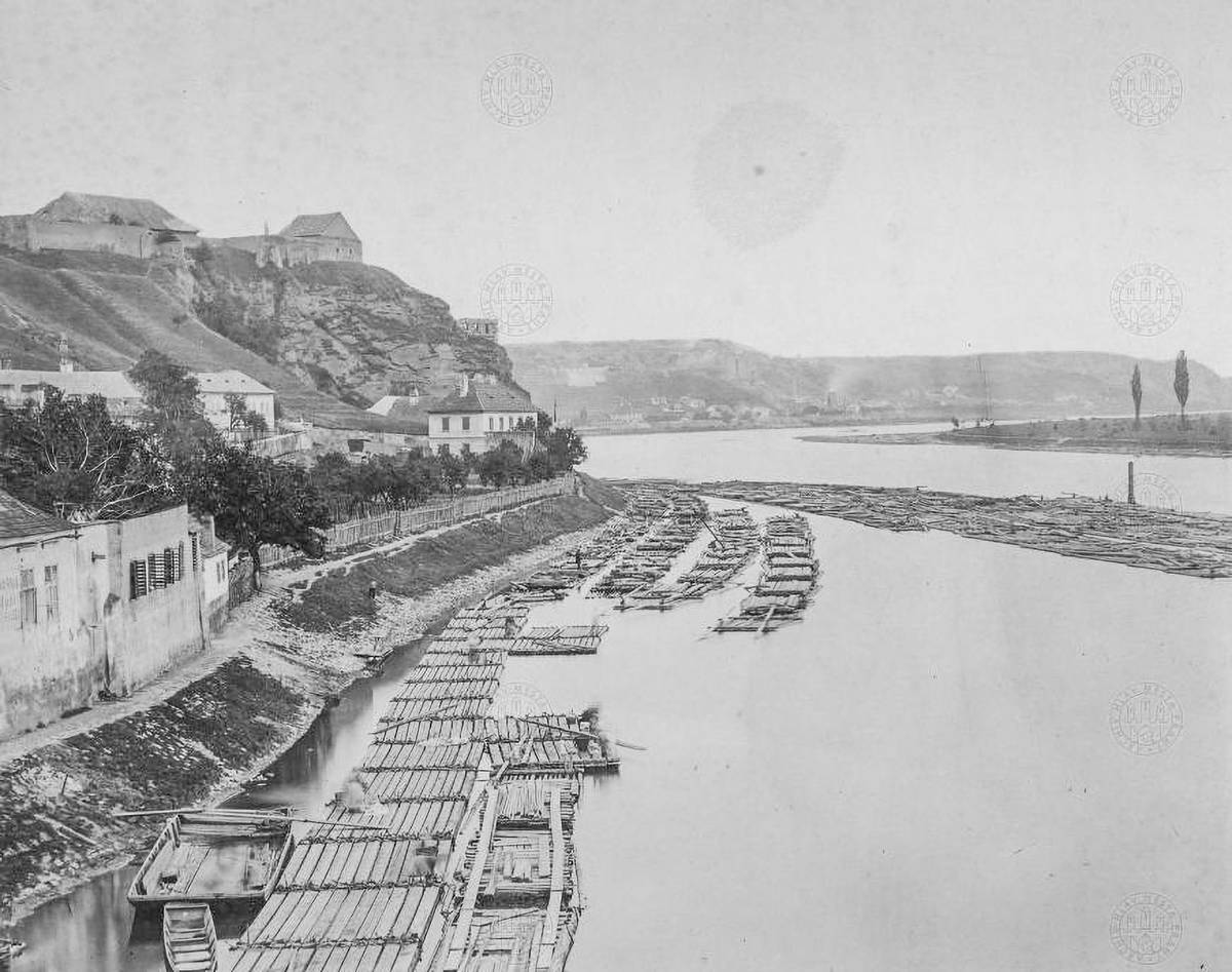 Pohled na vltavský břeh s domy v Podskalí. V pozadí vlevo na skále vyšehradská pevnost. Cca rok 1870