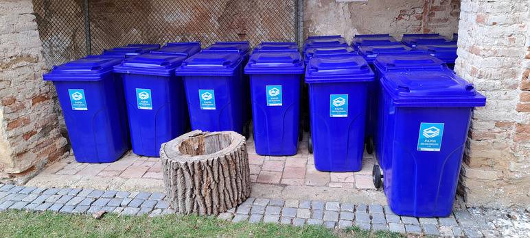 Vážení občané,
oznamujeme, že od pondělí 22.5. bude v obci zaveden svoz papírového odpadu od domů s frekvencí 1x za 4 týdny (vždy v pondělí). Za tímto účelem máme pro Vás připraveno 100 ks modrých popelnic o objemu 240 litrů, které Vám budou poskytnuty formou bezplatné zápůjčky. Popelnice si až do vyčerpání zásob můžete vyzvednout v úředních dnech v kanceláři OÚ. Každá domácnost má nárok pouze na 1 ks.