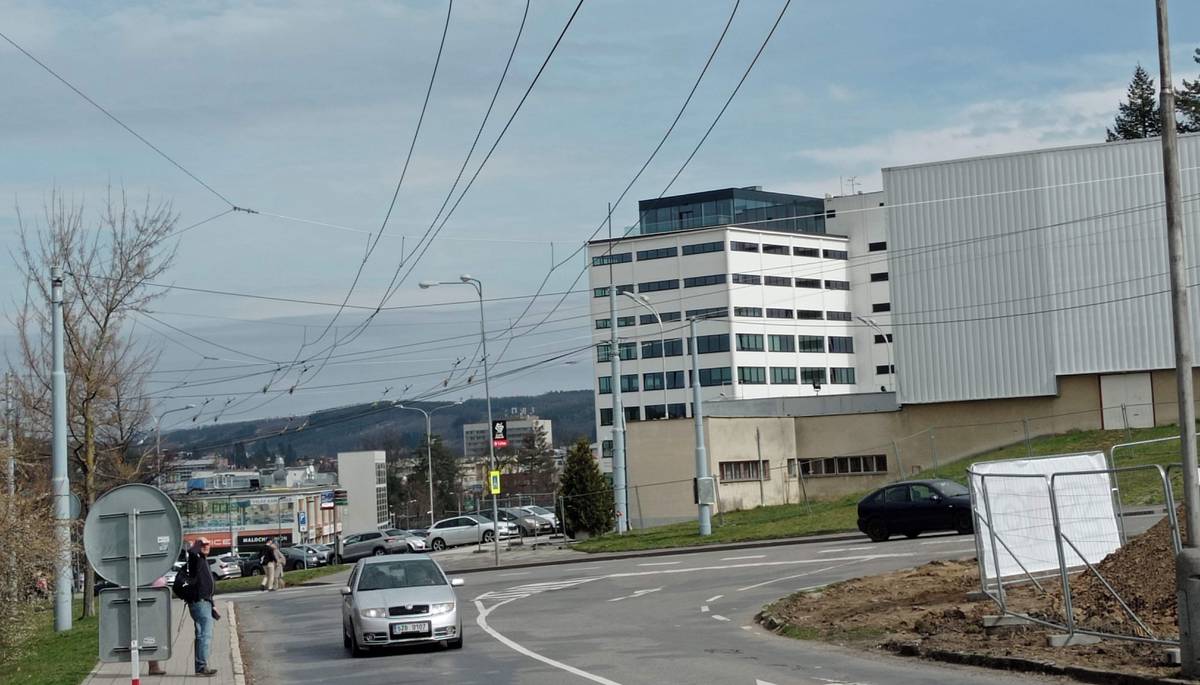 Zlín - Součástí zahájené přestavby křižovatky ulic Březnická a Mostní ve Zlíně je také demontáž původního trolejového vedení a výstavba nové trolejové trati. Subdodavatelem zakázky je Dopravní společnost Zlín – Otrokovice (DSZO). Přestavba trolejového vedení se týká přibližně 350 metrů dlouhého úseku a vyžádá si náklady ve výši 8,5 milionu korun.