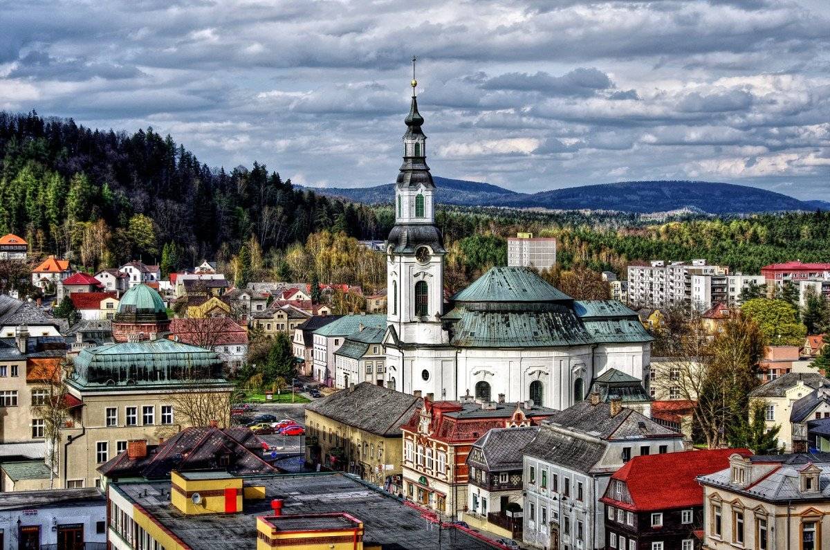 Klub seniorů - cestovatelů zve všechny své příznivce, aby se připojili na zajímavou cestu za uměleckými skláři - Nový Bor a okolí, a to ve čtvrtek 20. dubna, odjezd z náměstí Svobody v 7 hodin.
Přihlášky a informace získáte na čísle 725 865 826.