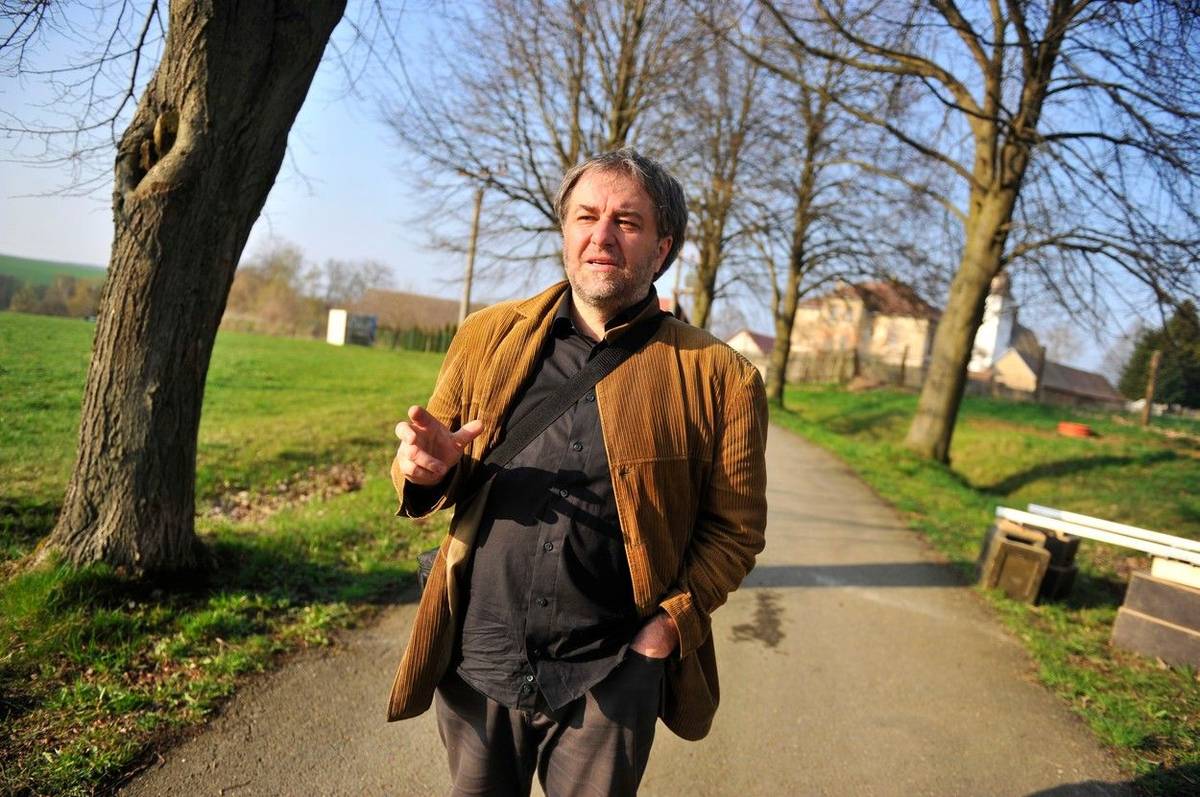 Knihou roku se v pondělí večer na cenách Magnesia Litera stala sbírka poezie nazvaná Jana bude brzy sbírat lipový květ. Miloš Doležal (na snímku) v ní zachytil poslední týdny života své milované ženy, jakožto i nové, bolestné období, které pro něj a další pozůstalé začalo po jejím odchodu.