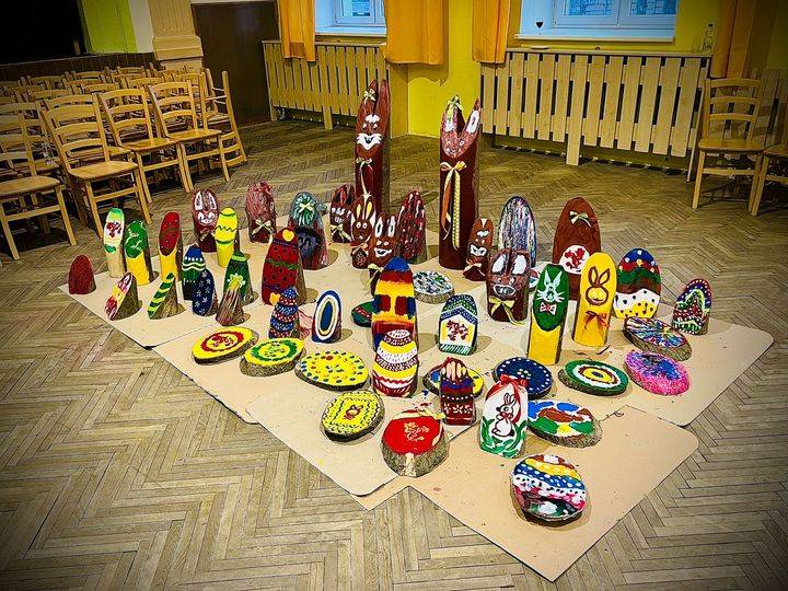 VÁMI MALOVANÁ dřevěná vajíčka k jarní dekoraci obcí budou k vyzvednutí v neděli 30. dubna 2023 od 10:00 hodin ve Skalách u stavění májky. Kdo si chce své namalované vejce odnést domů, může se pro něj tento den zastavit.