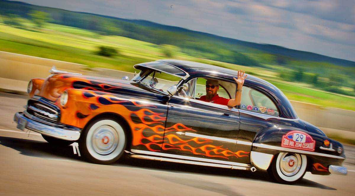 V sobotu 10.6. z Chvalského zámku odstartoval dnes již legendární vytrvalostní veteránský závod 300 mil zemí českou, nad jehož uspořádáním převzaly i letos záštitu Horní Počernice. Padesát veteránů a jejich posádky čekala trať o délce 563 kilometrů. Vedla také jihočeským krajem a malebnými šumavskými silnicemi. Při rozpravě popřál všem účastníkům šťastnou cestu výkonný ředitel ÚAMK, pan Jaroslav Růžička. O čestnou roli startérů se podělili starostové Běchovic a Újezdu nad Lesy, pánové Ondřej Martan a Milan Samec.