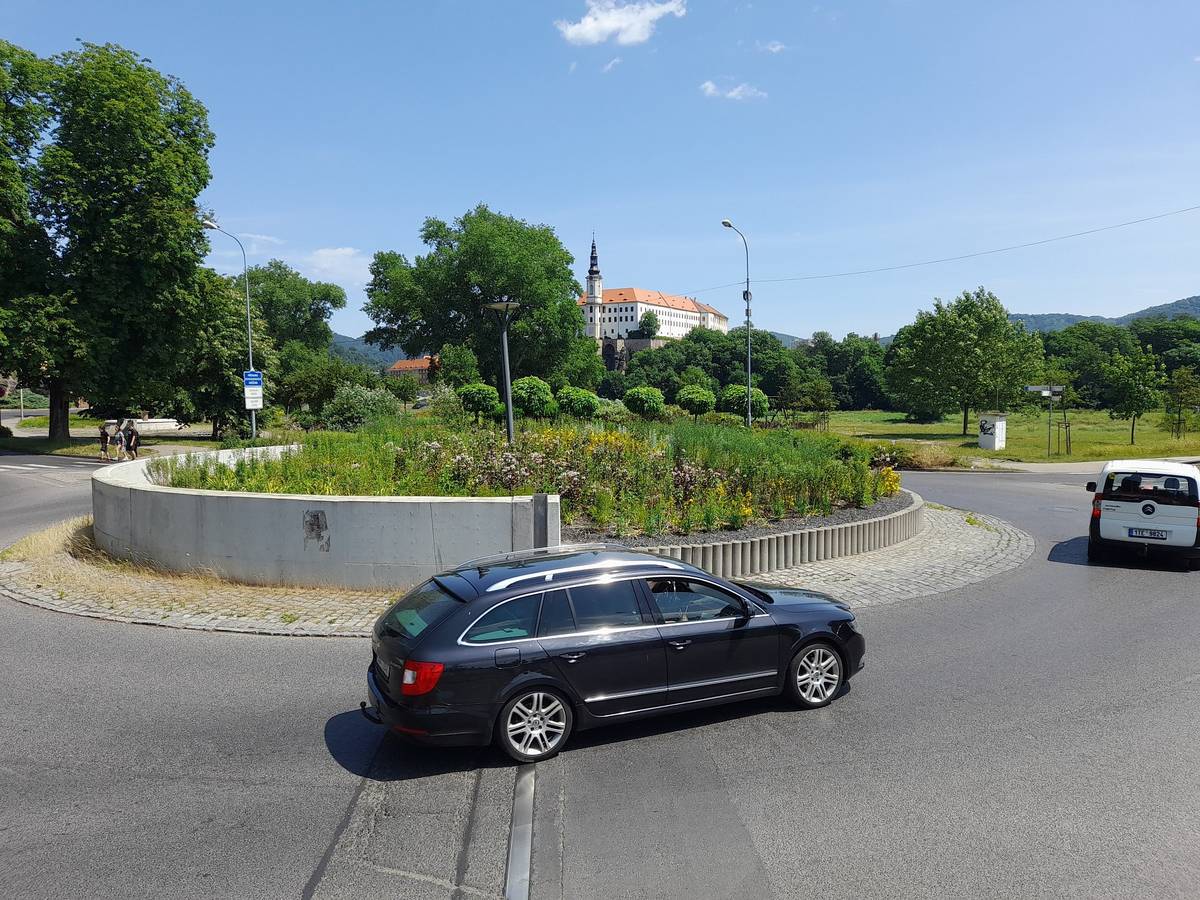 Ve dnech 15. a 16. července bude při třetí etapě reknstrukce povrchů na Labském nábřeží zcela uzavřen kruhový objezd u mototechny.
Tento víkend bude opět nutné pro přejezd přes Labe využít Nový most.