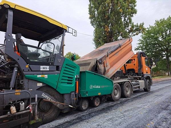 Upozornění pro obyvatele Lhotecké ulice mezi Kvíkalkou a Skaleckou:
V pondělí 23. října bude v rámci oprav Lhotecké ulice proveden infiltrační postřik komunikace mezi 9. a 12. hodinou. V úterý 24. října bude od 8:00 až do večerních hodin probíhat asfaltování.
Po tuto dobu nebude umožněn průjezd ulicí!Strážníci městské policie budou hlídkovat na obou koncích stavby.
Urgentní případy lze řešit se stavbyvedoucím Radkem Škodou na tel.: 606 629 474.