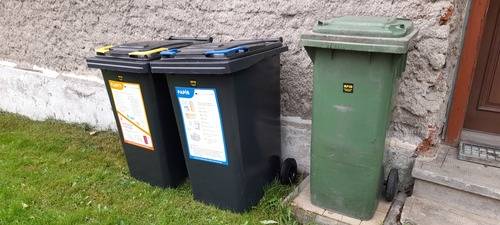 Vážení spoluobčané,
 
jak jsem již avizoval od 1. října 2023 obec předává nádoby (popelnice) o objemu 240 litrů na plast a na papír, tedy 2 ks ke každému obydlenému domu.
 
Zaměstnanci obce Vám tyto nádoby (popelnice) předají na základě předávacího protokolu, který bude součástí smlouvy o výpůjčce a následném darování těchto nádob po 5 letech. Znění smlouvy o výpůjčce musí být schváleno na nejbližším zasedání zastupitelstva obce a poté Vám budou tyto smlouvy doručeny k podpisu.
 
Nádoby budou opět očipovány, ale ne z důvodu dalších poplatků od Vás, ale z důvodu kontroly obce o vyvezených roztříděných odpadech vůči svozové firmě.
 
Pro předání popelnic Vás budou zaměstnanci obce sami v těchto dnech kontaktovat.
 
Kdo nebudete mít k 1. prosinci 2023 přidělené uvedené popelnice, nahlaste to prosím na tel. č. 554 281 002 nebo emailem na podatelna@hornimesto.cz se zanecháním tel. kontaktu.
 
Pokud se i tak stane, že nebudete mít někdo k 1. lednu 2024 tyto nádoby, tak máte samozřejmě možnost plast i papír odkládat tak, jak jste byli zvyklí do kontejnerů na veřejných sběrných hnízdech (místech).
 
Bc. Kamil Mach
starosta