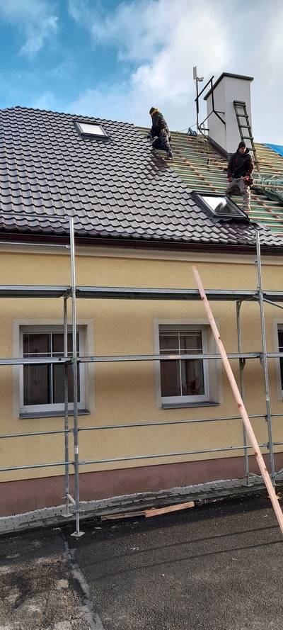 Práce na střeše obecního úřadu i věžovém vodojemu pokračují i v pátek 17. listopadu 2023, kdy je státní svátek. 
Pánové, děkuji.
 
Bc. Kamil Mach
starosta