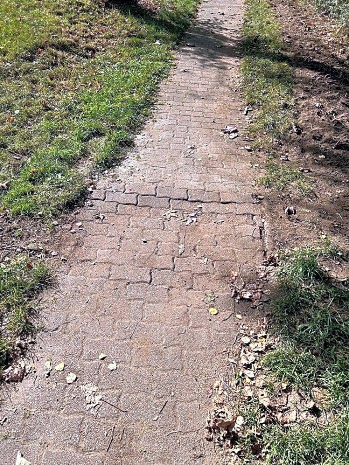 Dobrý den,
Chodník byl po překopu krze vedení kabelů opraven.
Děkujeme Vám za podnět. S pozdravem Marešová