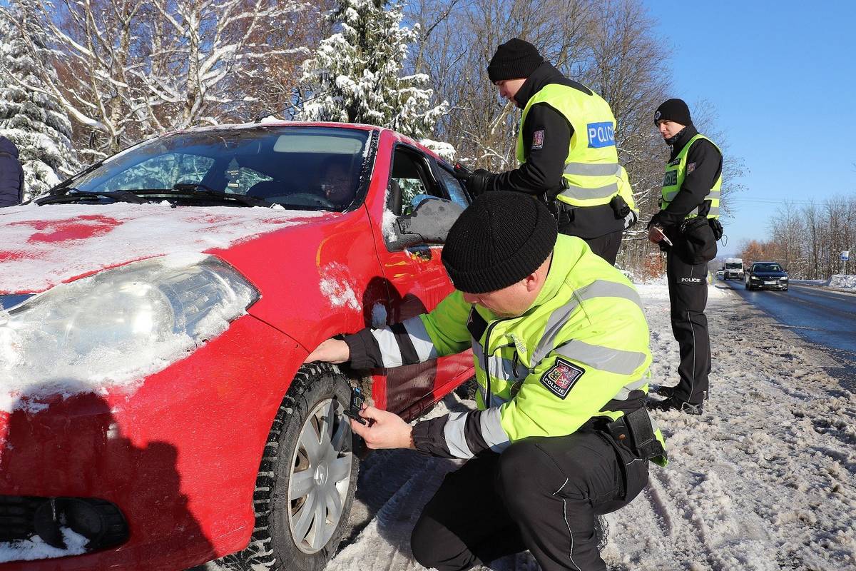 V tiskové zprávě se dozvíte informace k dopravně preventivní akci, která se během včerejšího dne uskutečnila v lokalitě na Pinduli nedaleko Frenštátu pod Radhoštěm. Policisté zde řidičům připomínali, aby si za současného počasí počínali za volantem obzvlášť opatrně a dodržovali pravidla bezpečné jízdy. Dále se zaměřili na kontrolu technického stavu vozidel, převážně pneumatik. Tisková zpráva také obsahuje bližší informace, jaké podmínky musí zimní pneumatiky splňovat a další preventivní rady.