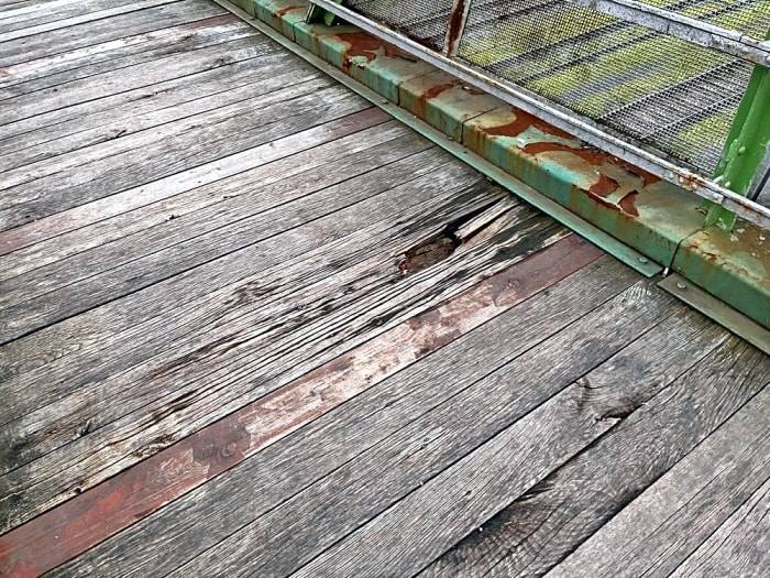 Dobrý den, paní Rousová, dne 28.12.2023 byla poškozená část opravena. Statický posudek lávky nad kolejištěm se zpracovává. Děkujeme za Váš podnět. S pozdravem, Daniel Rak.