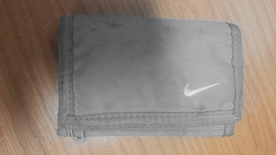 U zastávky Na Křižovatce byla dnes nalezena (pravděpodobně dětská) peněženka. Barva je záměrně změnená. Na majitele čeká na obecním úřadě.