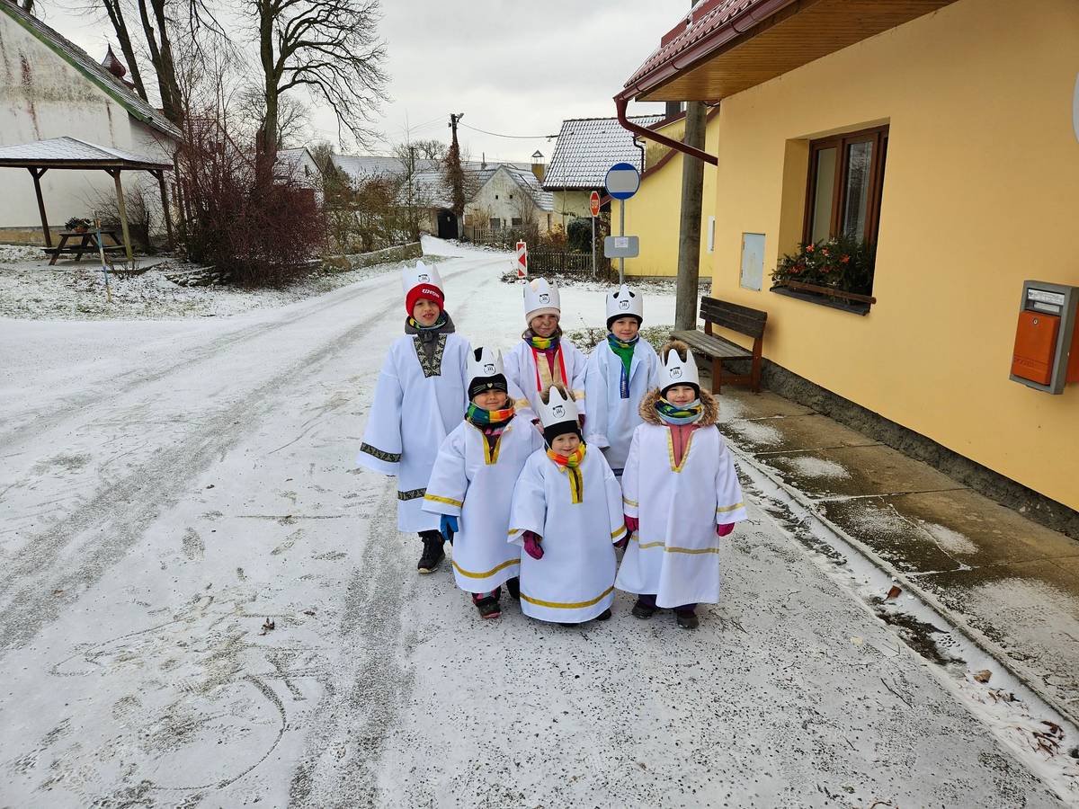 Dne 7.1.2024 u nás v obci proběhla Tříkrálová sbírka, při které se vybrala částka 3.555,- Kč. Výtěžek sbírky je určen na pomoc nemocným, handicapovaným, seniorům, matkám s dětmi v tísni a dalším lidem v nouzi všude tam, kam dosáhne pomoc Charity Česká republika. Desetina výnosu sbírky je každoročně určena na rozvojovou a humanitární pomoc v zahraničí. Děkujeme všem za přispění :-)