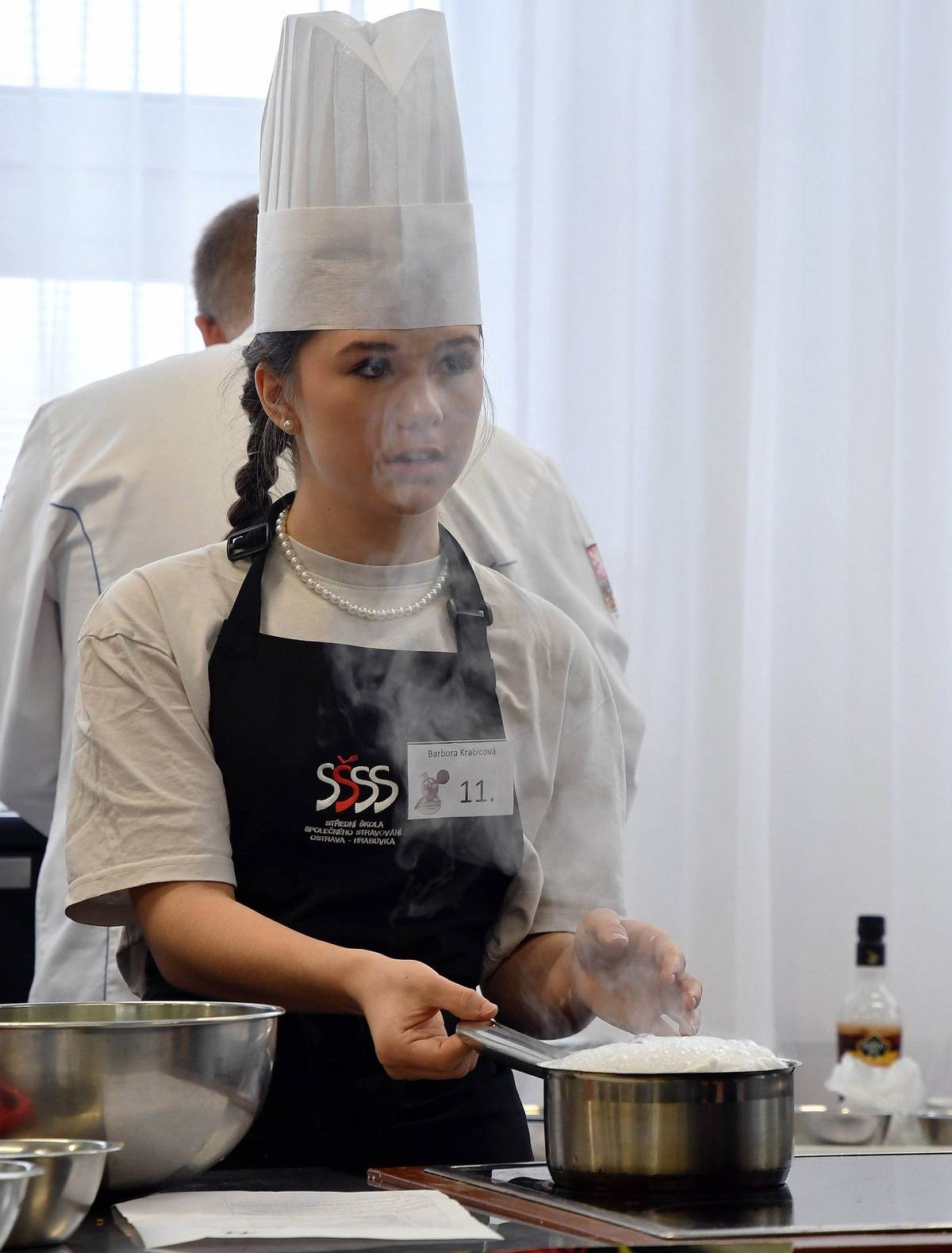 Salát zdravě a chutně. To bylo téma letošního 24. ročníku soutěže O čokoládovou vařečku, kterou pořádala v pátek 19. ledna Střední škola společného stravování, Ostrava-Hrabůvka. Soutěž je určena žákům základních škol se zájmem o gastronomii. Záštitu nad ní stejně jako v předchozích letech převzal starosta obvodu Ostrava-Jih Martin Bednář. Letos mezi nadšence vaření zavítali místostarostka Martina Jarošková a místostarosta Radim Ivan. Celkem 17 účastníků, sedmáci, osmáci a deváťáci z 11 ostravských škol, připravili například salát s cuketovými chipsy a grilovaným oštěpkem, schwarzwaldské závitky s kozím sýrem a hruškou, další soutěžící vsadili na asijskou nebo mexickou kuchyni. Trofej si nakonec odnesla Barbora Krabicová (na snímku) ze ZŠ Březinova, druhý skončil Andrej Kubynets ze ZŠ MUDr. Emílie Lukášové a Klegova a na třetí příčce se umístila Karolina Vávrová ze ZŠ Ivana Sekaniny. Podrobné výsledky najdete zde - Čokoládová vařečka 2024.