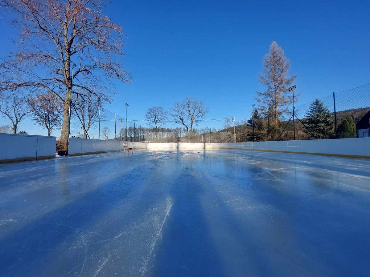 Zabruslit si můžete každý den od 8 do 22 hodin.
Za přípravu kluziště děkujeme Sdh Dolní Orlice.