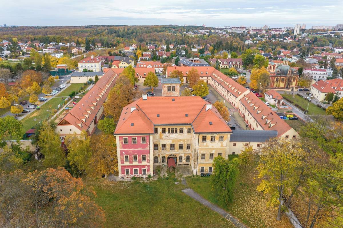 Ve věži je místnost s hodinovým strojem, na střeše věže je vyhlídková terasa
s ocelovým zábradlím pravděpodobně z druhé poloviny 19. století.