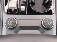 Nechybí ani otočný ovladač jízdních režimů, ovladačem vpravo lze nastavovat výšku podvozku nad silnicí.