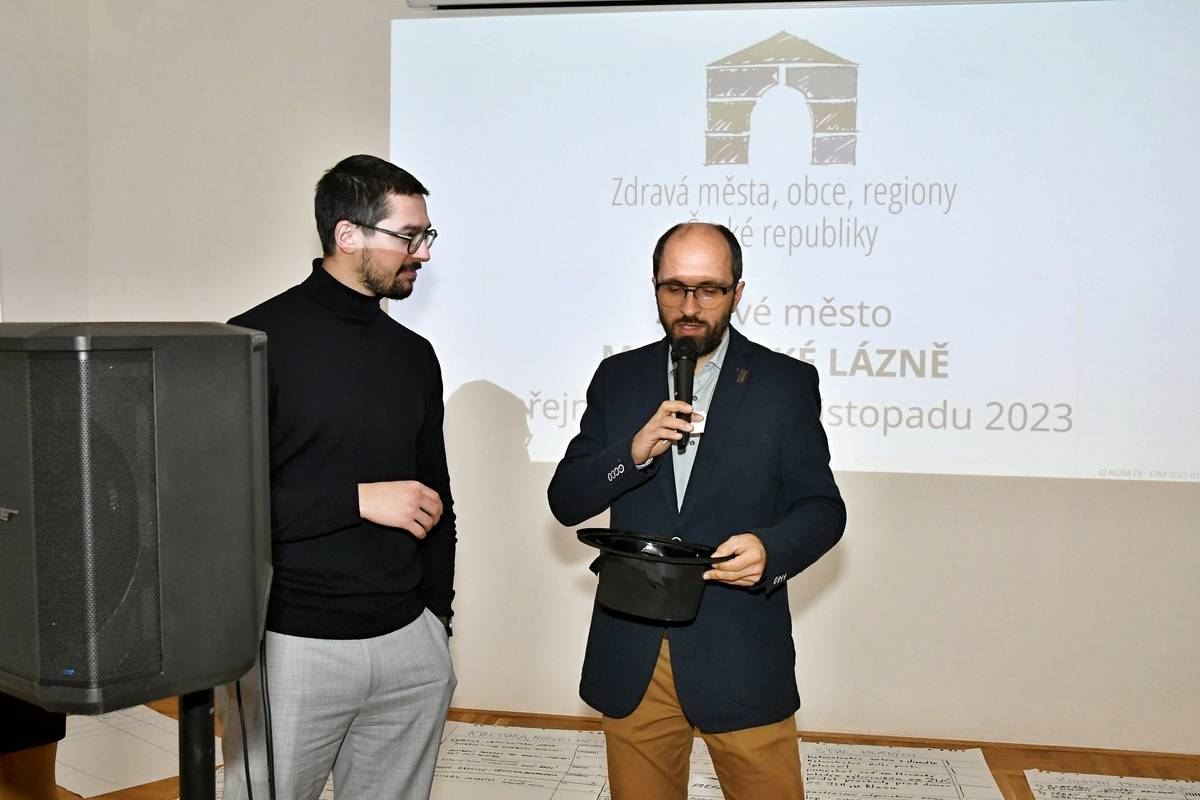 Do konce ledna mohli občané vybrat z 12 projektů ty, které považují za prioritní. A zapojila se jich téměř tisícovka! Nejvíc lidí hlasovalo pro úpravu cesty podél Úšovického potoka, následovalo osvětlení chodníku od Kauflandu k Zimnímu stadionu a třetím nejúspěšnějším projektem je nová bezbariérová radnice. Nyní se tématy budou zabývat radní.
„Na nedávném Fóru Zdravého města se sešlo rekordních 70 návrhů, ze kterých nakonec vzešla desítka projektů, které obyvatelé považují za prioritu,“ sdělil mariánskolázeňský místostarosta Samuel Zabolotný. „Projekty odrážejí široké spektrum zájmů a potřeb občanů. Od infrastrukturních vylepšení přes podporu sociálních služeb až po kulturní iniciativy. Je jasné, že lidé mají zájem o komplexní rozvoj života ve městě. Z našeho pohledu je velice pozitivní fakt, že se priority obyvatel kryjí s prioritami vedení města,“ podotkl.
Radní města se nyní budou zabývat projekty s nejvíce hlasy. „Některá z přání obyvatel jsou snazší na realizaci, jiná však budou vyžadovat dlouhou, pečlivou a náročnou přípravu. To je třeba případ stavby nové radnice. I přes to se budeme všem projektům věnovat,“ slíbil místostarosta.
A jakým způsobem byla témata vybrána? V listopadu loňského roku se v domě Chopin uskutečnila veřejná diskuze. „V prvním kole občané podávali návrhy u šesti tematických stolů. Každý mohl předložit libovolný počet návrhů u každého stolu, vyjma Stolu mladých. Celkem se sešlo 70 návrhů, tedy výrazně více než v minulém roce,“ popsal průběh akce Pavel Knára, koordinátor komunitního plánování.  „V dalším kole přítomní vybírali dva nejlepší návrhy od každého stolu - opět s výjimkou stolu mladých, kde si studenti a žáci dle pravidel Fóra Zdravého Města hodnotili své nápady sami. Do finálního hlasování tedy postoupilo 12 návrhů.“ Z těch pak občané vybrali TOP 10 priorit.
Fórum Zdravého města si dává za cíl být co nejobjektivnější, a proto se po diskuzi v domě Chopin výsledky ještě verifikovaly v rámci takzvané Ověřovací ankety. V ní se lidé měli možnost rozhodnout o všech původních dvanácti návrzích z finálního hlasování. Průnikem této ankety a hlasování v Domě Chopin vzniklo 10 témat, která byla předložena radním města.
Projekty v pořadí podle počtu hlasů: 

Nefunkční písková/mlatová cesta podél Úšov. Potoka - Ferd. pramen - Eko Akvarium a dále
Osvětlení na chodníku od Kauflandu k Zimnímu stadionu + kontrola bezdomovců
Nová radnice - přístupná, bezbariérová
Přejezd obchvatu pro cyklisty
Arnika - letní kulturní scéna
Zdarma MHD nad 70 let (65)
Volnočasové sportovní plochy (fotbal, basketbal…) na sídlištích - přístupné veřejnosti
Modernizace Dětského domova
Změna systému odpadového hospodářství (chytrá zařízení)
Nízkoprahové zařízení pro bezdomovce - zázemí přes de