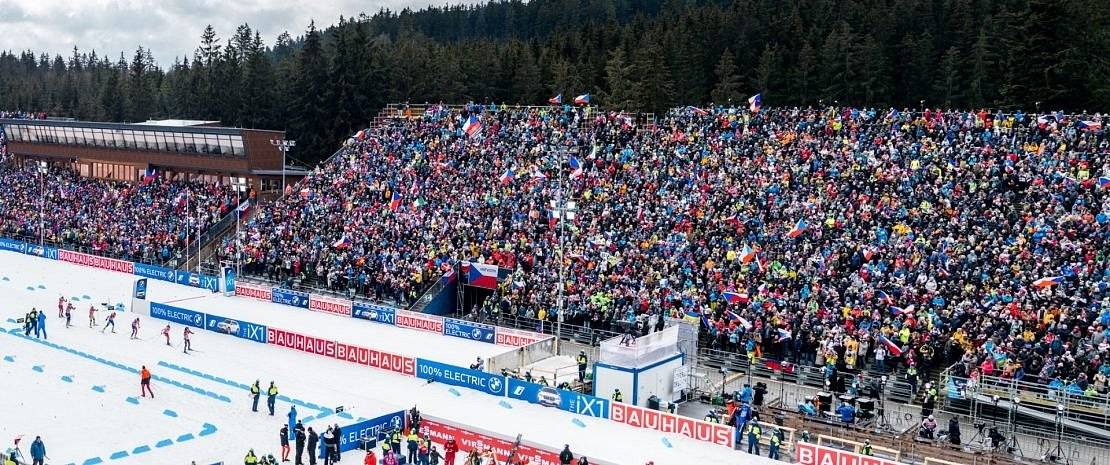 Silnice z Vlachovic do Nového Města:

Bude v nezávodní dny (6., 8. 12. a 16. února) průjezdná bez omezení.
V závodní dny (7., 9., 10., 13.-15. února) bude silnice průjezdná vždy do 12:00 a znovu se otevře po skončení závodů (okolo 22:00).
V závodní dny (11., 17. a 18. února) bude silnice uzavřena od 9:00 a k opětovnému zprůjezdnění dojde po skončení závodů (okolo 21:00).

Velmi doporučujeme využívat na cesty do Nového Města spojovací silnici na Rokytno. Zde je to úplně bez omezení. 
Parkoviště u nemocnice bude sloužit jako točna kyvadlové autobusové dopravy při MS. Zadní část parkoviště bude sloužit pro parkování zaměstnanců nemocnice a bude přípustná na základě parkovacích karet.