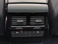 Klimatizaci lze na zadních sedadlech nastavit pro levou i pravou stranu zvlášť.