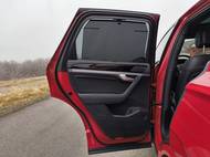 Na zadních dveřích najdeme výsuvnou roletku.