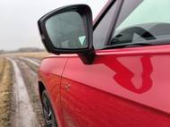 Žádné kamery, ale stará dobrá zrcátka velkých rozměrů s varováním před mrtvým úhlem.