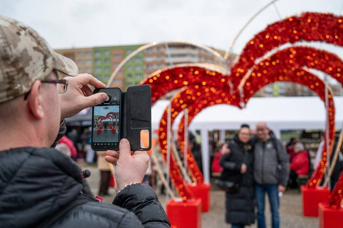 Jedna akce střídá druhou. Náměstí Ostrava-Jih už tento víkend ožilo oslavou masopustu. Současně ho od pátku zdobí již tradiční valentýnská dekorace v podobě tunelu tří srdcí. Ve čtvrtek se zde uskuteční také první letošní Slezský rynek - více zde: https://ovajih.ostrava.cz/cs/o-jihu/aktualne/namesti-ostrava-jih-zdobi-srdcovy-tunel-zacinaji-i-farmarske-trhy 
 
Na vídeo z nedělní masopustní zábavy se můžete podívat zde: https://www.youtube.com/watch?v=Osy2rBT-sXI