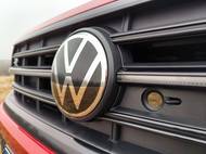 Na přední masce však znak automobilky zůstává v noci ve tmě.