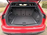 Zavazadelník Touaregu má v základu 810 litrů, počítá se i prostor pod podlahou.