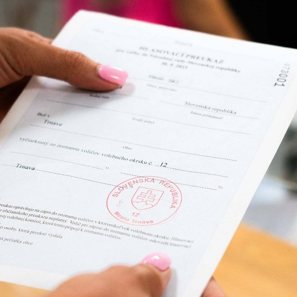 Voliči s trvalým pobytom na území Slovenskej republiky, ktorí v deň konania volieb nemôžu ísť voliť vo volebnom okrsku, kde sú zapísaní v zozname voličov, môžu požiadať o vydanie hlasovacieho preukazu.


 


Mesto vydá hlasovací preukaz bezodkladne, najskôr však 45 dní pred termínom konania volieb, t. j. 7. februára 2024. Hlasovací preukaz oprávňuje na zápis do zoznamu voličov v ktoromkoľvek volebnom okrsku, aj v tom, v ktorom bol volič zapísaný pôvodne pred vydaním hlasovacieho preukazu.


 


Požiadať o vydanie hlasovacieho preukazu sa dá:





osobne na Ohlasovni pobytu MsÚ v Trnave počas úradných hodín, 




formou listu na adrese Mestského úradu v Trnave,




elektronicky na e-mailovej adrese hlasovaci.preukaz@trnava.sk,




prostredníctvom splnomocnenej osoby.



Žiadosť musí obsahovať meno a priezvisko žiadateľa, rodné číslo, štátnu príslušnosť, adresu trvalého pobytu, alebo korešpondenčnú adresu, na ktorú mesto doručí hlasovací preukaz doporučenou zásielkou "Do vlastných rúk“, najneskôr tri pracovné dni od doručenia žiadosti.


 


Hlasovací preukaz je platný len pre deň konania volieb, ktorého dátum je na ňom uvedený a len s občianskym preukazom. Pri strate alebo odcudzení hlasovacieho preukazu mesto voličovi nový hlasovací preukaz nevydá.


 


Prezidenta Slovenskej republiky nie je možné voliť zo zahraničia prostredníctvom „Voľby poštou“. Občania môžu prezidenta voliť iba na území Slovenskej republiky.


 


Adresa na prijímanie žiadostí: 



Mestský úrad v Trnave


Ohlasovňa pobytu


Trhová ulica 3


917 71 Trnava


e-mail: hlasovaci.preukaz@trnava.sk


tel. kontakt: 033/3236 184


 


Úradné hodiny na Ohlasovni pobytu:


Pondelok: 8.00 – 11.30 h, 12.30 – 16.30 h


Utorok: nestránkový deň


Streda: 8.00 – 11.30 h, 12.30 – 17.00 h


Štvrtok: nestránkový deň


Piatok: 8.00 – 11.30 h, 12.30 – 14.00 h


 


Viac o hlasovacom preukaze sa dozviete v článku na web stránke mesta.