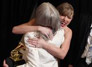 Na snímku z galavečera Taylor Swift objímá písničkářku Phoebe Bridgers.