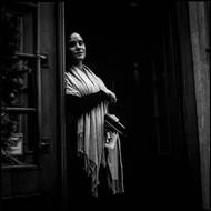 Co se skrývá za turistickými lákadly a za každodenními projevy pulzujícího života české metropole? Právě to zkoumá prostřednictvím svých snímků z pražských ulic fotograf Eduard Palíšek. (Snímek z výstavy Pražská sezona ve Fragment Gallery).