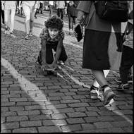 Palíšek fotografuje v pražských ulicích pravidelně a už dlouhou dobu. (Snímek z výstavy).