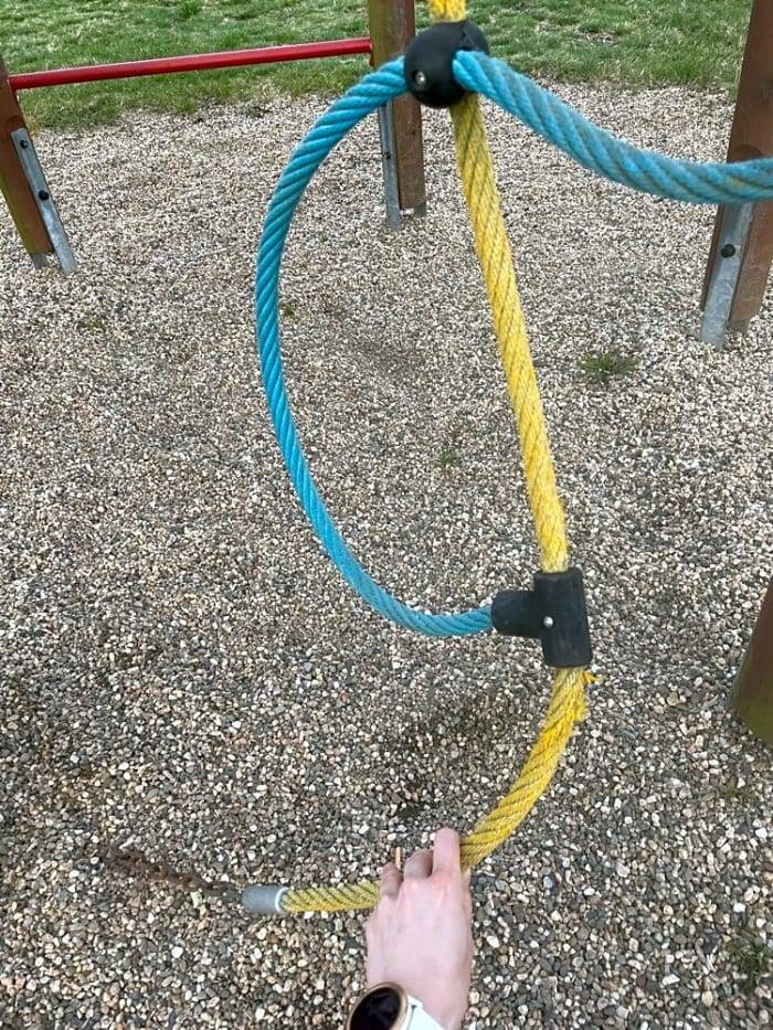 Dobrý den, po provedení kontroly horolezecké stěny nebylo zjištěno poškození dětské atrakce. Uchycení je naistalováno dle normy výrobce. Děkujeme za Váš zájem.