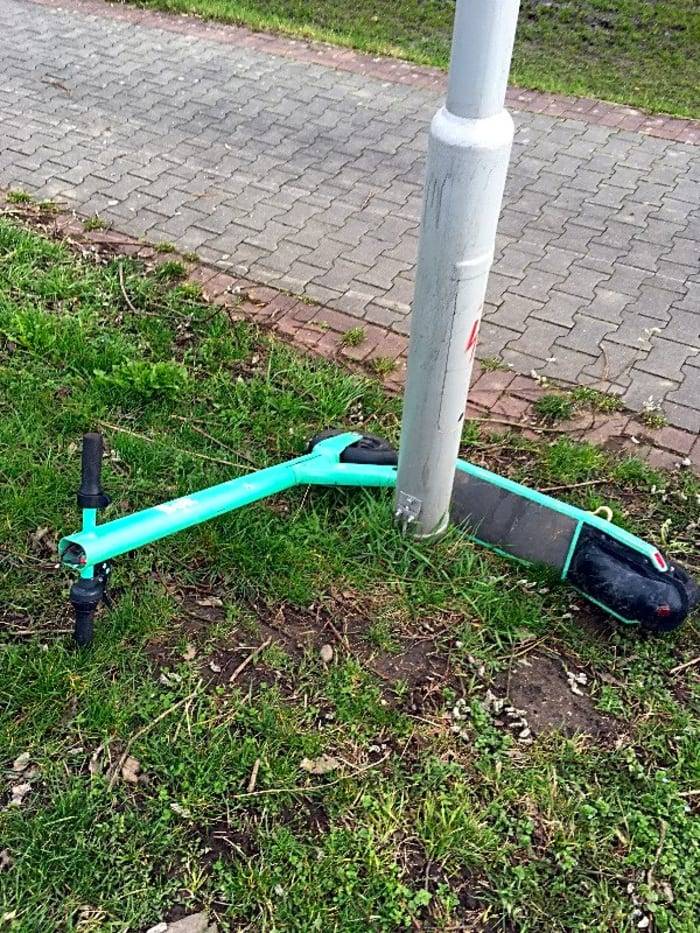 Děkujeme za informaci, která bude předána vlastníkovi pozemku - Povodí Odry s.p. a dále budeme informovat provozovatele těchto koloběžek - společnost Bolt.