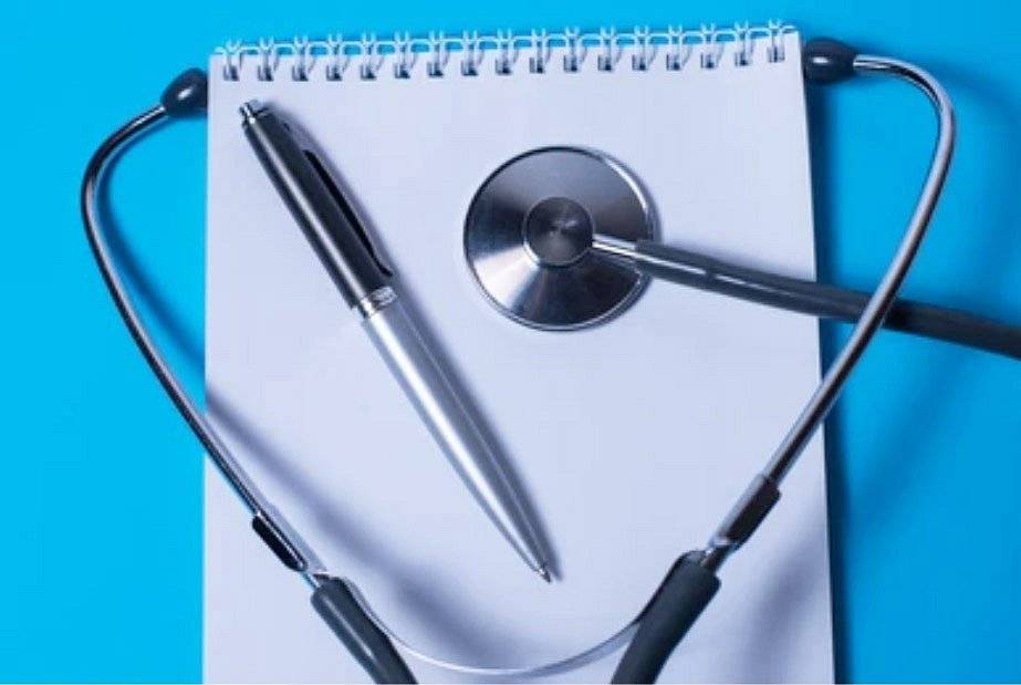 Vážení, 
dovolujeme si vás touto cestou informovat o možnosti registrace do ordinace praktického lékaře v Novém Kníně. Objednání je možné cestou emailu, sms nebo telefonicky. Budeme se snažit řešit vaše zdravotní problémy a požadavky v co nejkratším termínu, ale prosíme vás o trpělivost. Do emailu či sms napište prosím své jméno, rodné číslo, adresu, pojišťovnu a dotaz či požadavek na nás, ozveme se vám zpět.  V tuto chvíli bude probíhat zdravotní péče v ambulanci v Novém Kníně, v dohledné době bude možnost ošetření i v ambulanci přímo ve Slapech. 
Těšíme se na vás a věříme, že budete s naší péčí spokojeni
 
Za tým ambulance Res Medica 
MUDr. Tomáš Garnol, PhD. 
Tel: 724 000 598
Email: ambulanceslapy@seznam.cz
www.mudr-garnol.cz