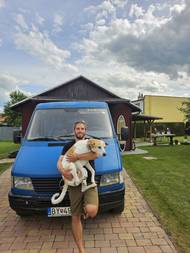 Róbert, jeho dodávka a pes...