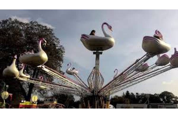 Nadcházející víkend se ponese ve znamení tradiční Svatoantonínské poutě. V pátek 7. června od 20:00 se na hřišti v Černé uskuteční pouťový taneční výlet s hudební skupinou Maraton. V neděli 9. června v 11:00 proběhne v kapli sv. Antonína v Černé tradiční pouťová mše svatá. Přijely k nám i pouťové atrakce, které se nachází na návsi u Mlýnského rybníka. Neváhejte je navštívit. Pouťové atrakce zahajují provoz v pátek ve 14 hodin. 
Přejeme příjemně strávený pouťový víkend!