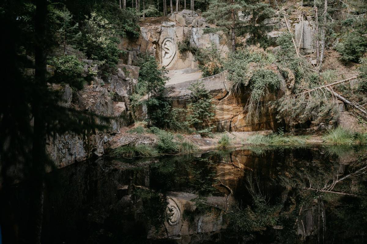 Tato část památníku představuje obrovské ucho vytesané do skály, které symbolizuje odposlech a naslouchání. Název odkazuje na postavu tajného policisty Bretschneidera z románu Jaroslava Haška Osudy dobrého vojáka Švejka. Bretschneiderovo ucho připomíná, jak se lidé mohou stát oběťmi špehování a jaké to může mít důsledky pro jejich soukromí a svobodu.