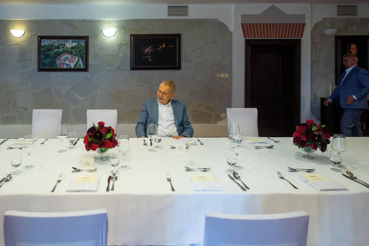 Zemanův mediální zástupce Jiří Ovčáček před časem řekl, že pozvání na oslavu přijali významní zahraniční hosté, kteří se pohybují v nejvyšších patrech politiky.